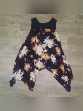Sleeveless Vera Wang Floral Handkerchief Hem Top in Black, Gold & Purple